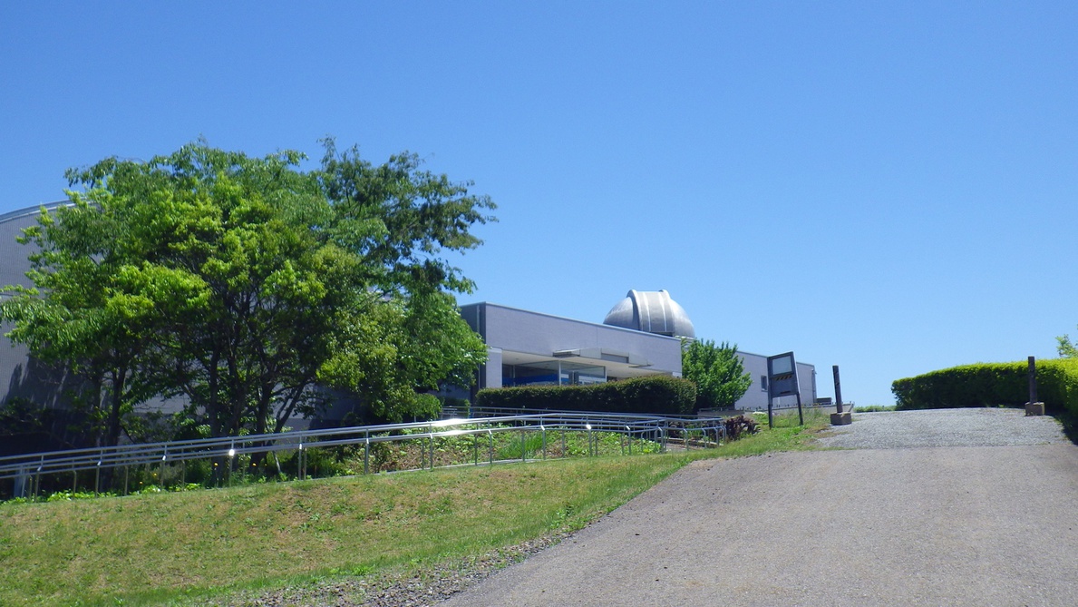 *併設する星の観測館「満天星」には大型天体望遠鏡やプラネタリウムがある。