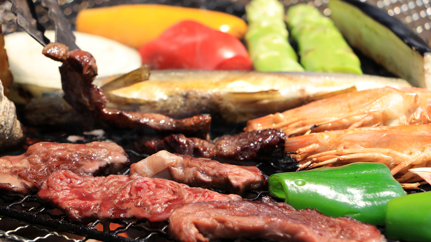 【BBQ】ジューシーなお肉と新鮮な野菜と魚介を炭火で