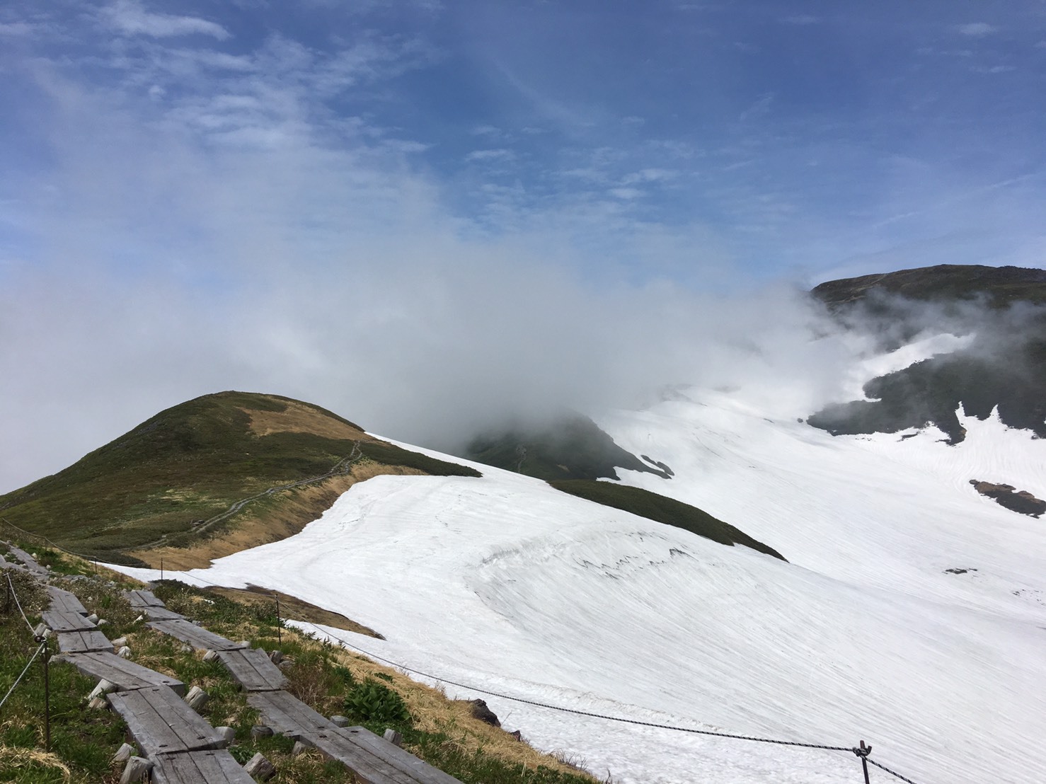 初夏の残雪の月山