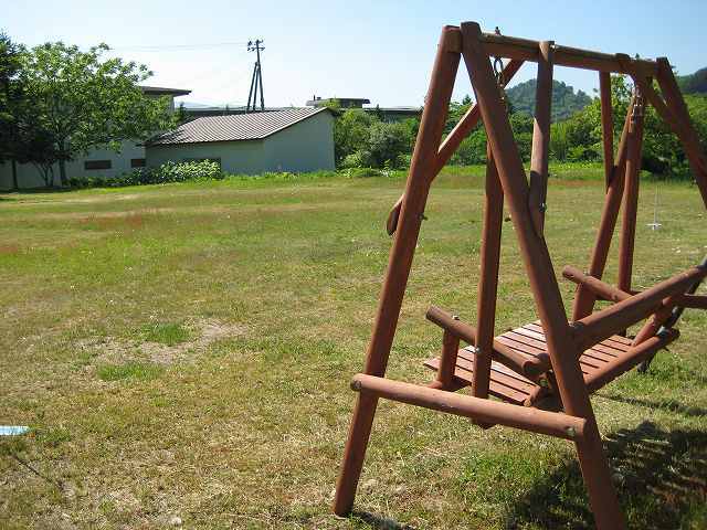 野外バーベキューもできる裏庭