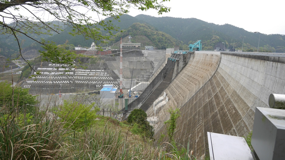 鶴田ダム：当館よりお車で約19分。鶴田ダムは九州で1番高い重力式コンクリートダム。