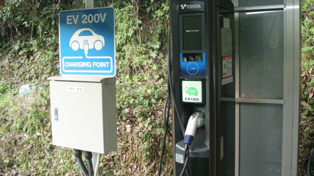 電気自動車充電スポットが当館にございます。さつま町ではまだ数も少ないので、ぜひご活用ください。