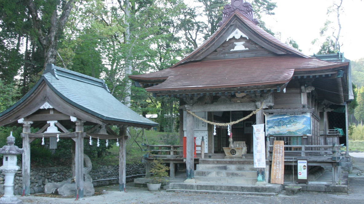 紫尾神社：当館より徒歩約1分。拝殿の下から紫尾温泉の源泉が湧き「神の湯」のと呼ばれています。