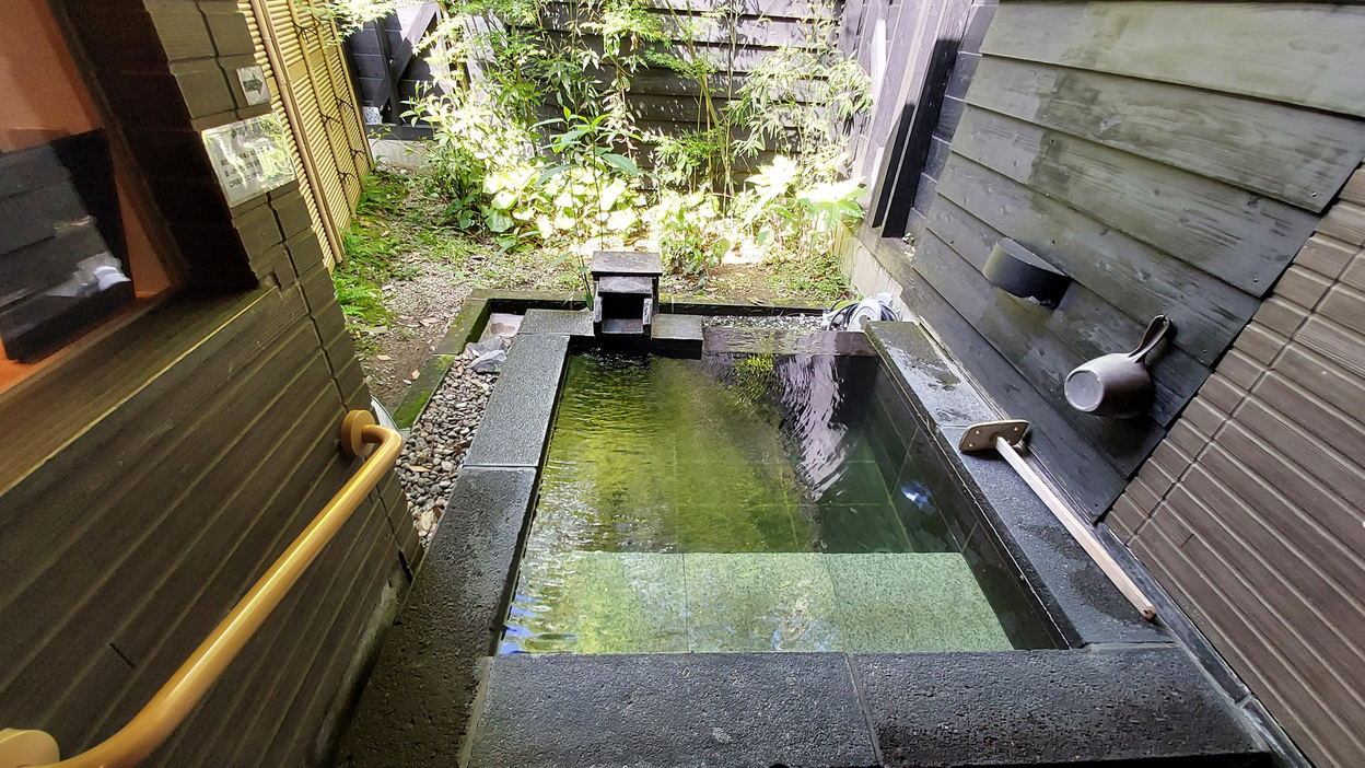 【TypeA】人気の露天風呂付き客室。湯船の先は小さな箱庭でゆったりと湯浴みをお愉しみいただけます。