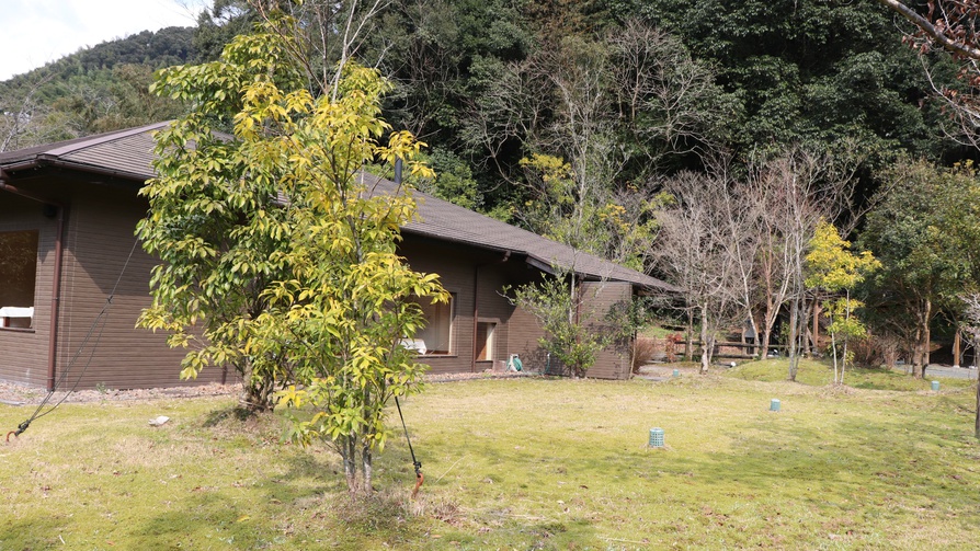 自然に囲まれたお宿で、のんびりゆったりと。大自然から湧き出た温泉は「新日本百名湯」に選ばれました。