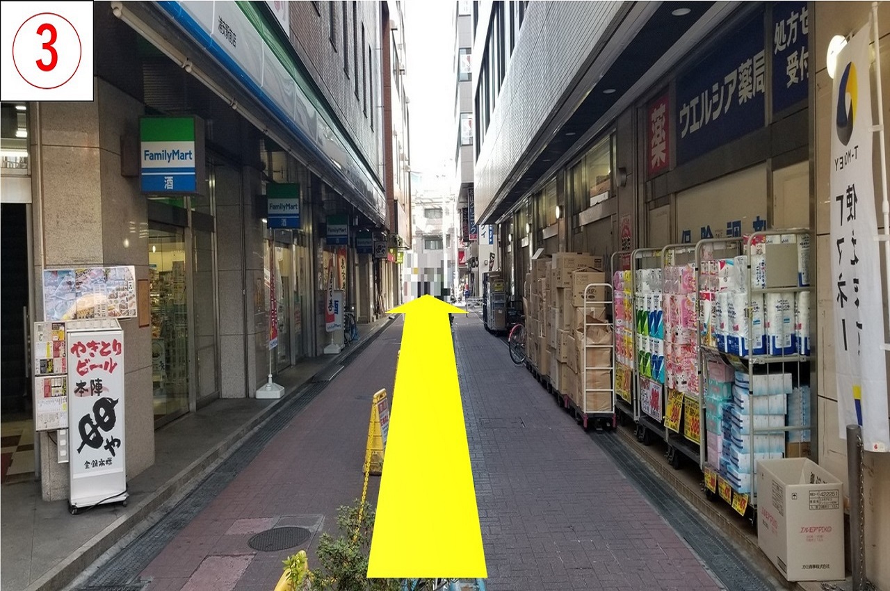 ファミリーマートとウェルシア薬局の間の通りを真っ直ぐ進みます。