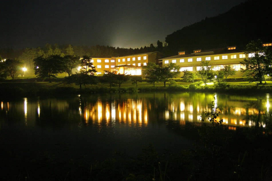 八峯苑鹿の湯外観(夜)