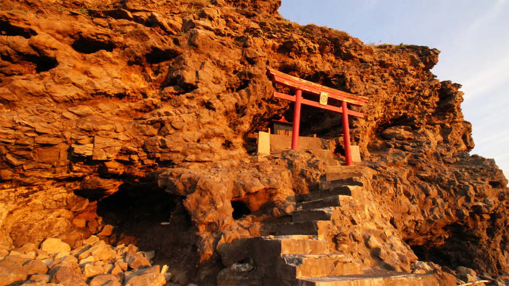 *金毘羅神社／金比羅岬の切り立った崖の下、荒々しい自然に向き合う様に祠がございます。