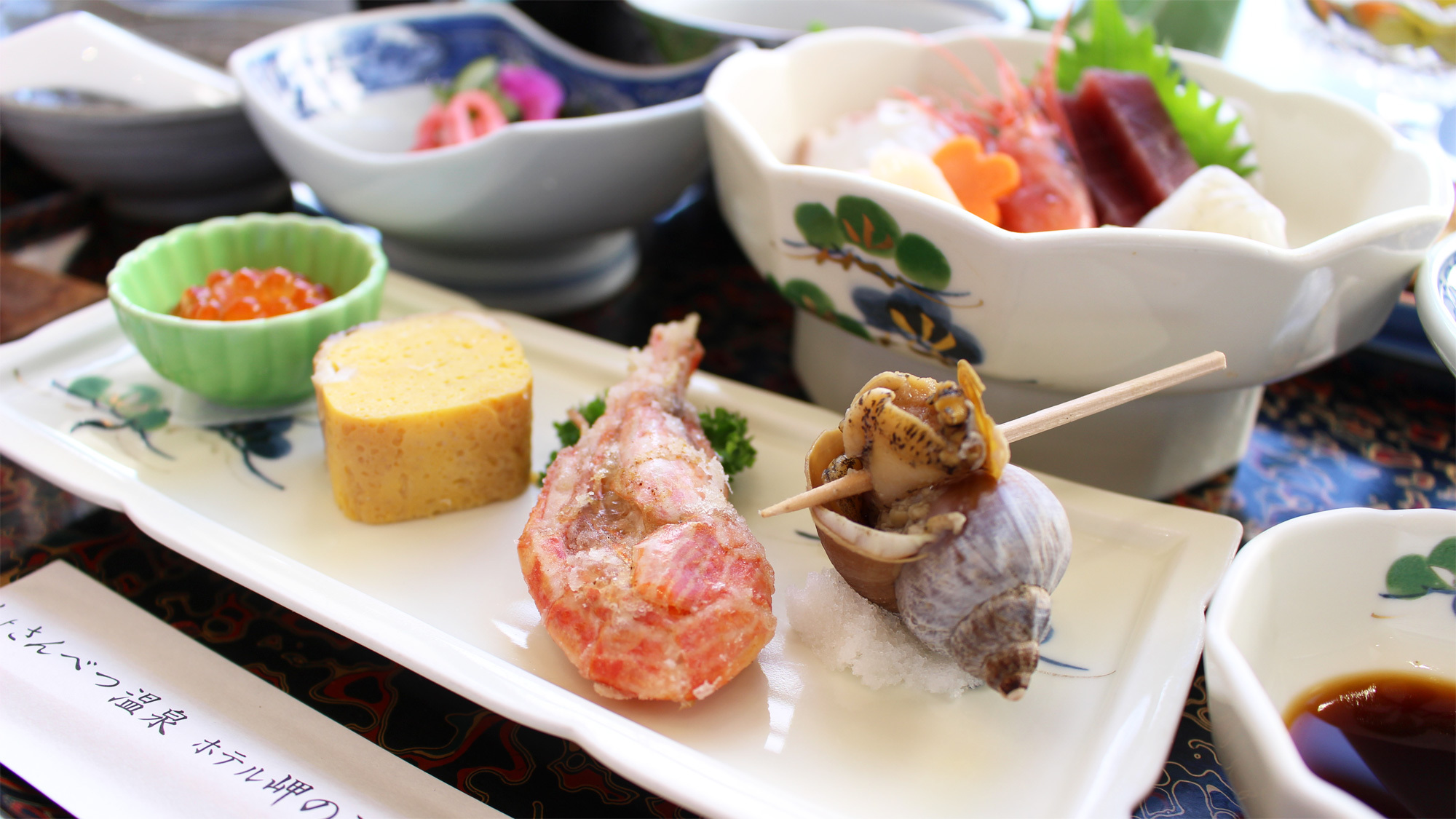 *岬御膳ふぐ鍋コース／地元で獲れる日本海の魚介類をつかった珍味やお刺身がところ狭しとお膳に並びます。
