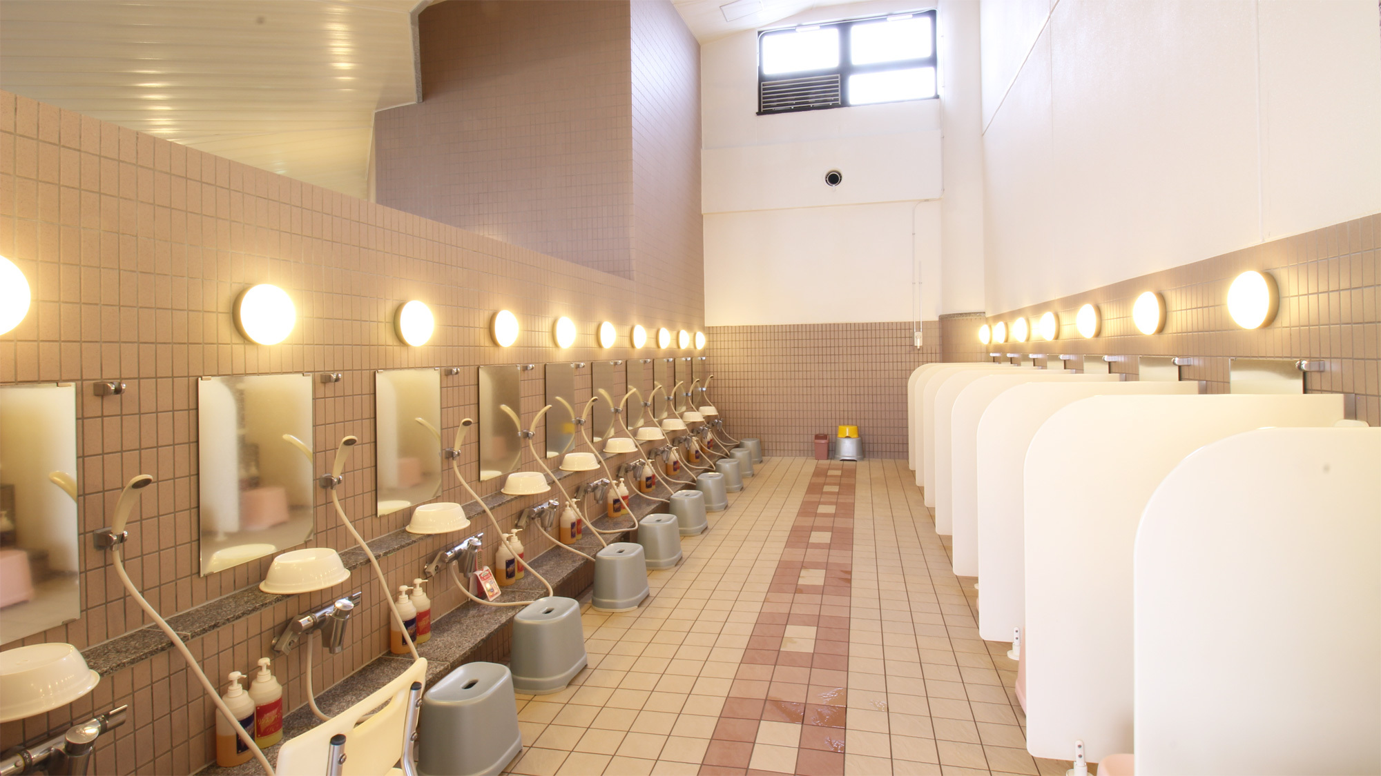 *大浴場一例／充分な洗い場スペースのある、広々とした大浴場。