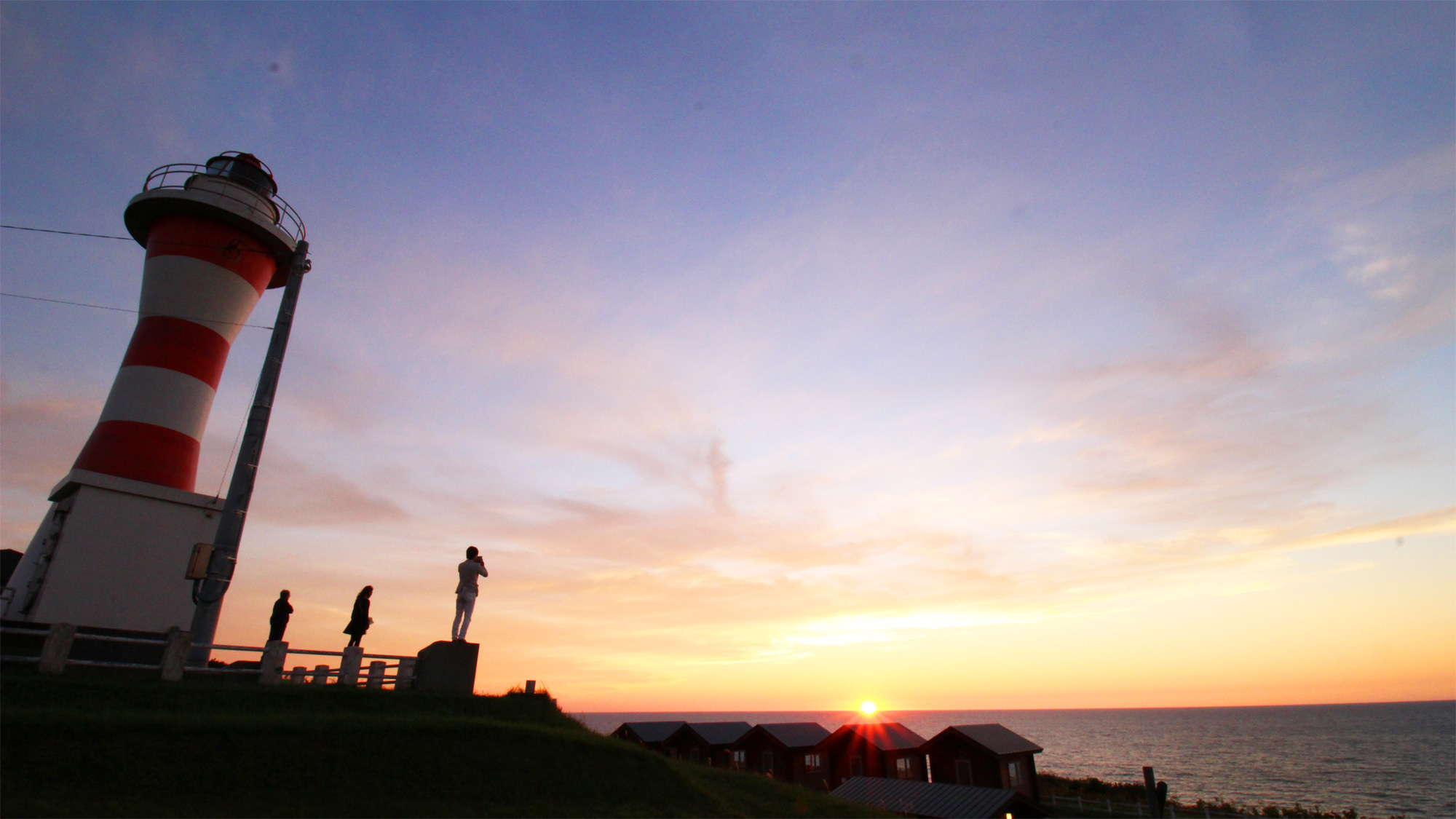 *金比羅岬灯台／高台から見下ろす夕日と水平線！ダイナミックな絶景が楽しめます。