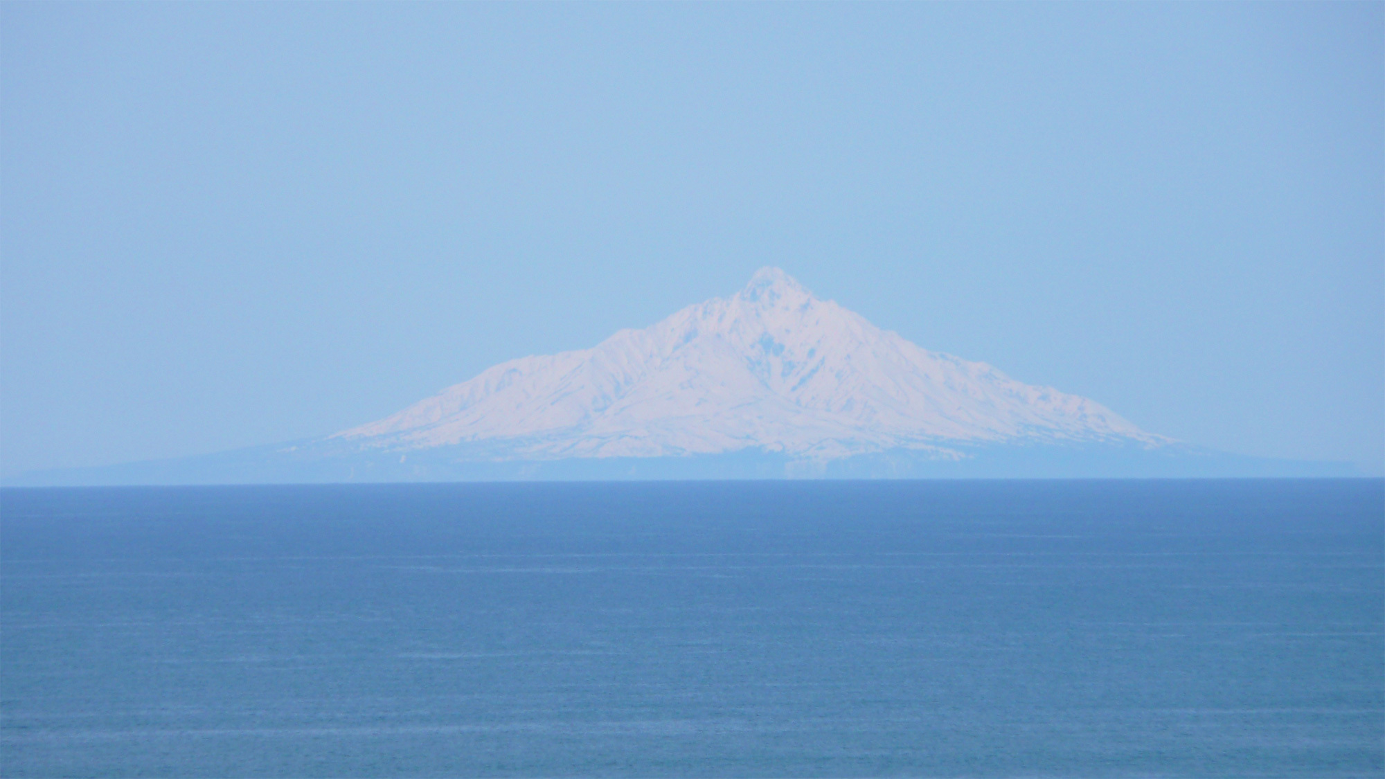 *利尻富士の眺め／天気の良い日には、水平線に浮かぶ利尻富士の姿をご覧いただけます。