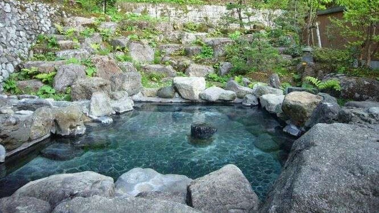 【秘湯めぐり・東屋】秘湯感が漂う岩づくりの露天風呂。開放的な湯浴みを愉しめます。
