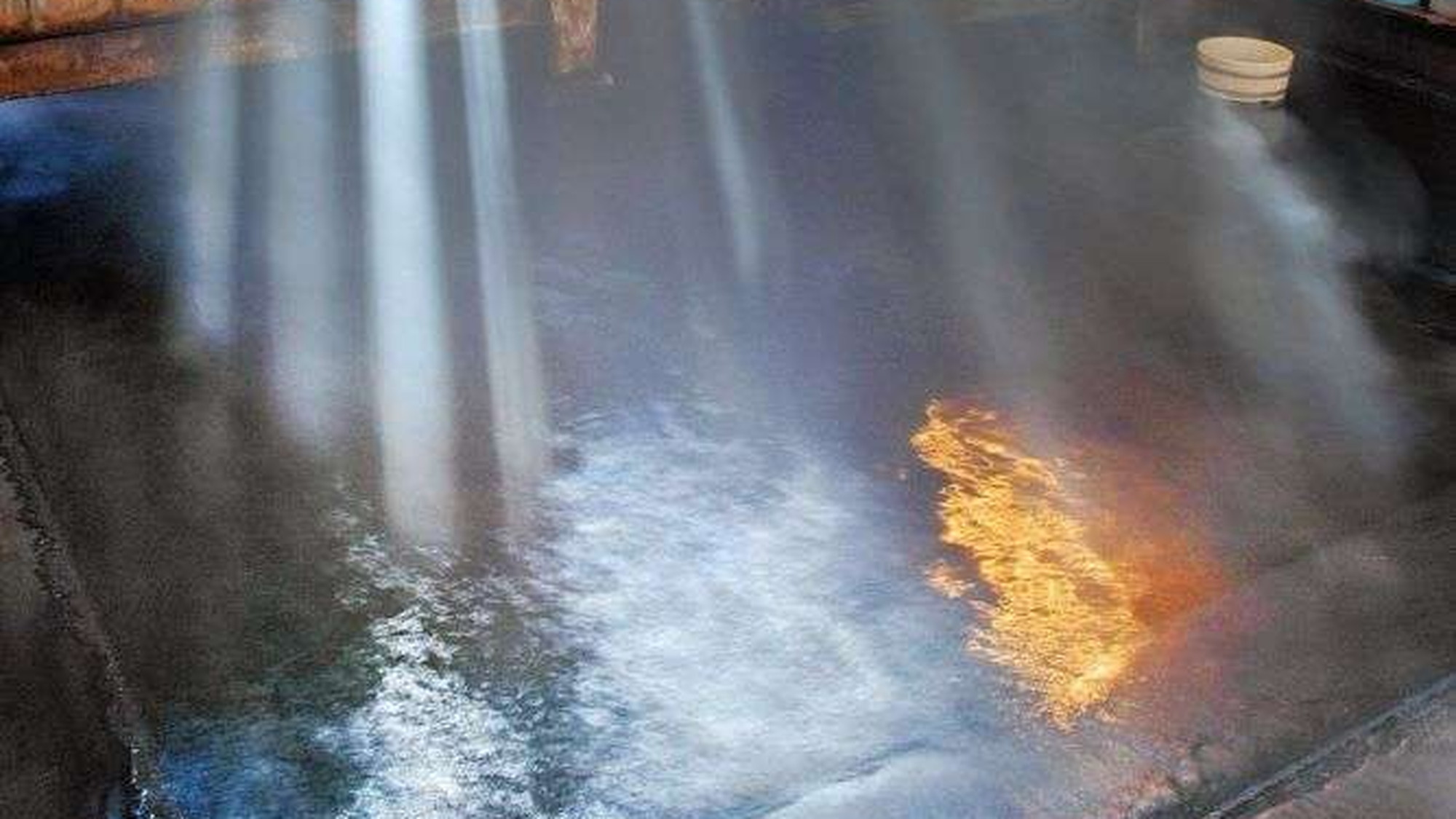 【秘湯めぐり・西屋】屈指の湯量を誇る白布温泉の象徴でもある豪快な湯滝、総ヒバ材のお風呂。