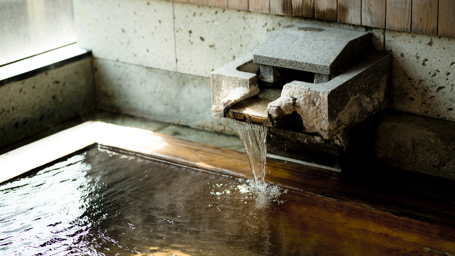 【奥州三高湯と称される名湯「白布温泉」】硫黄成分が含まれた効能豊かな泉質の温泉です。