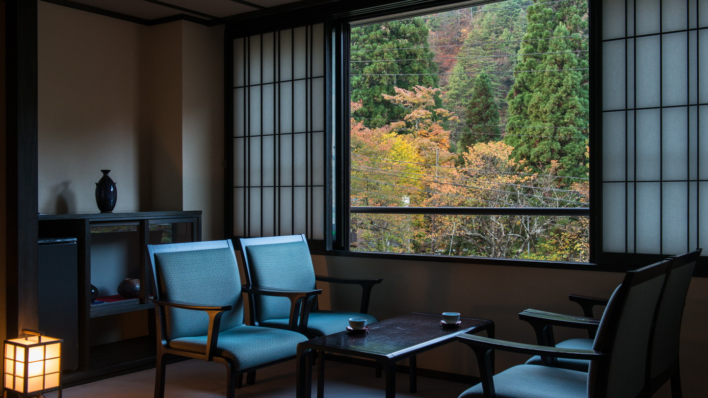 【一番人気の客室タイプ「雪月花（せつげつか）」】秋は錦に染まる山々の紅葉を眺めてご滞在。