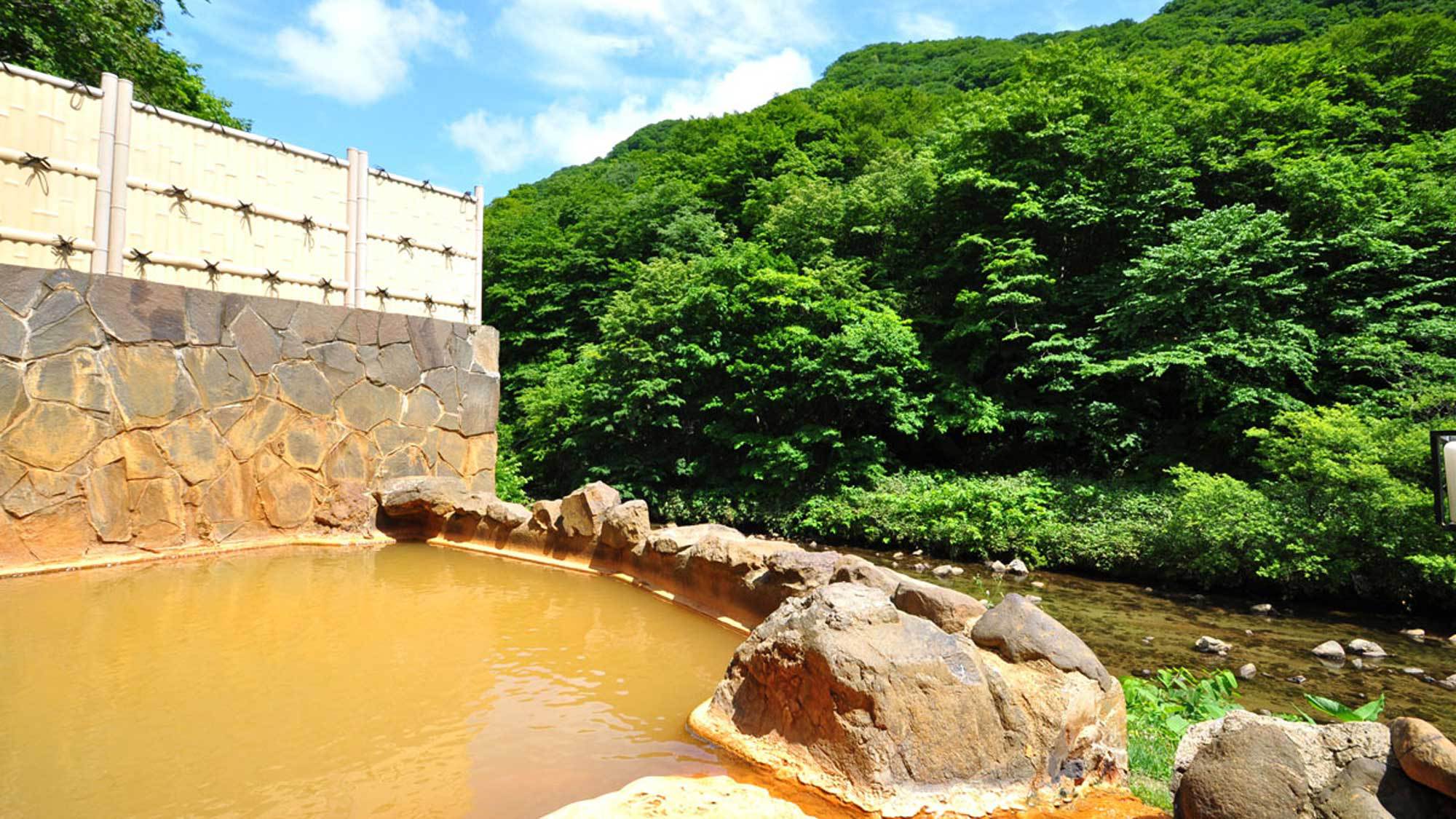 【露天風呂】男湯露天風呂。湯口から注ぐお湯はほぼ透明ですが、酸化によって赤茶色になります。