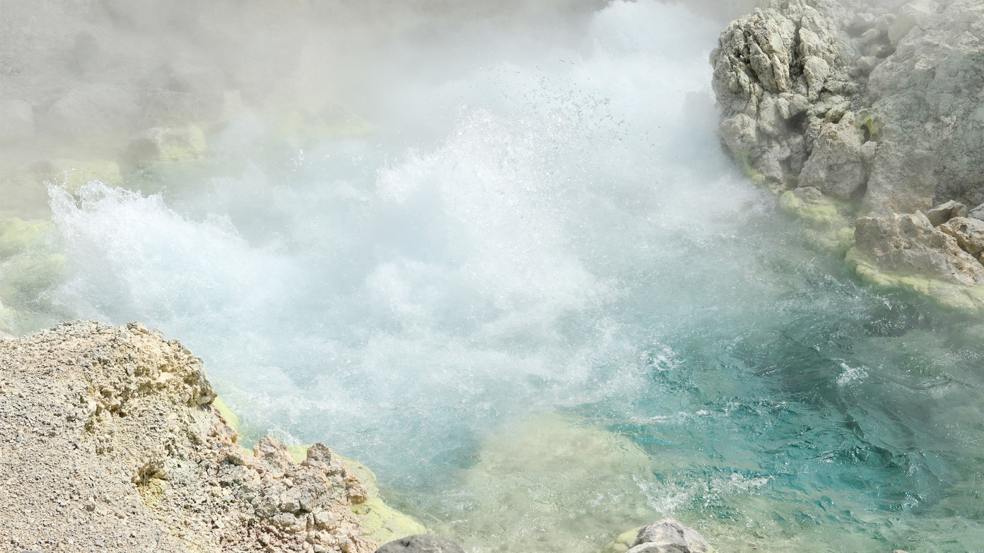 【自然研究路】源泉大噴1分間に約9千リットルも湧出し、一カ所での涌出量は日本一になります
