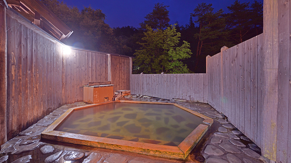 亀の湯（露天風呂・夜）
