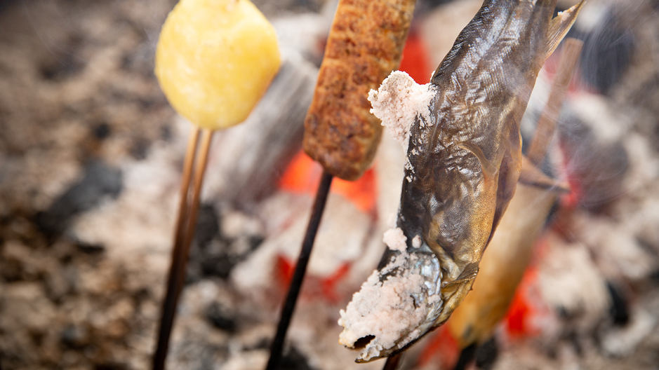 *夕食一例(炭火串焼き)／炭で焼いた岩魚はあつあつふっくら格別の美味しさ