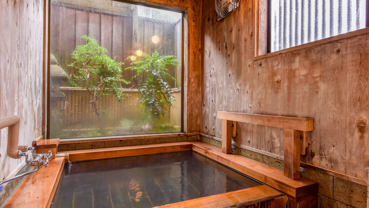 *温泉(えんじゅの湯)／小ぶりな浴槽は、加水加温をせず新鮮そのものの温泉を楽しんでいただくため