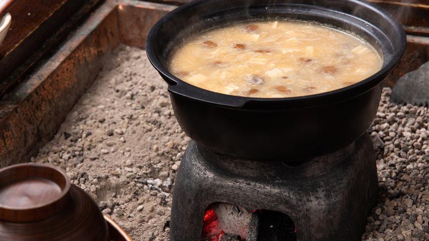 *朝食一例(炭火焼プラン)／炭火で温めるお味噌汁は体の芯まで温めてくれます