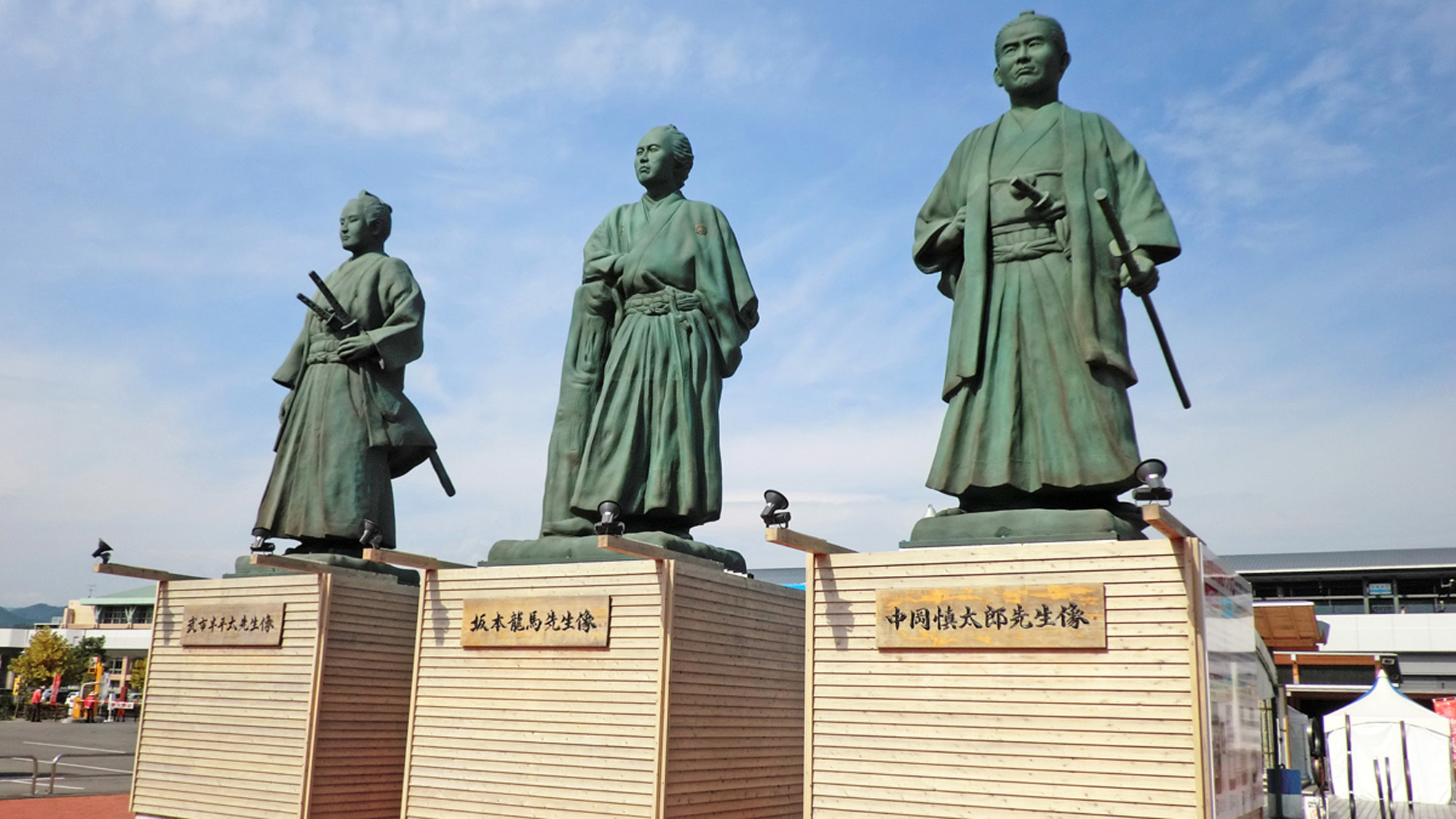 JR高知駅前の三志士像