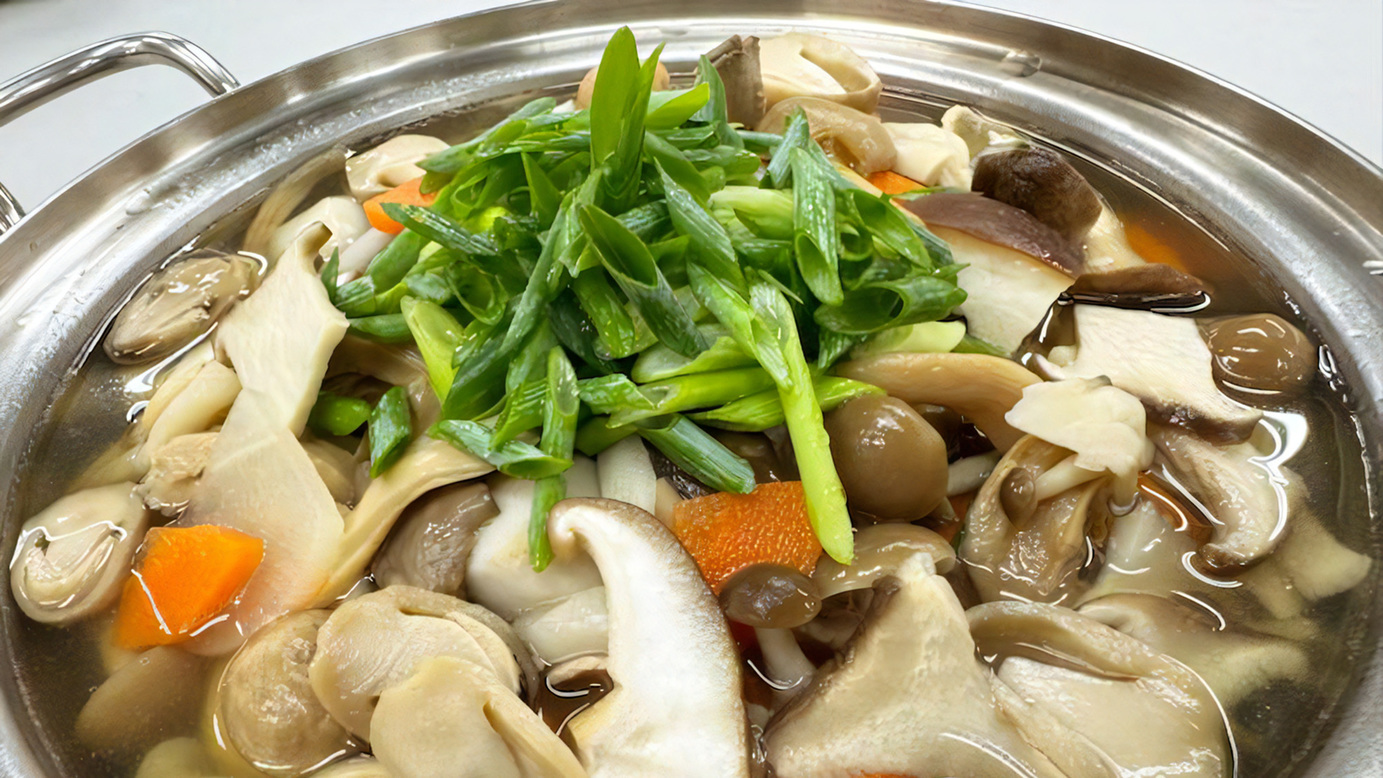 ⑥『伊豆天城具沢山きのこ汁』 塩麹地鶏仕立て