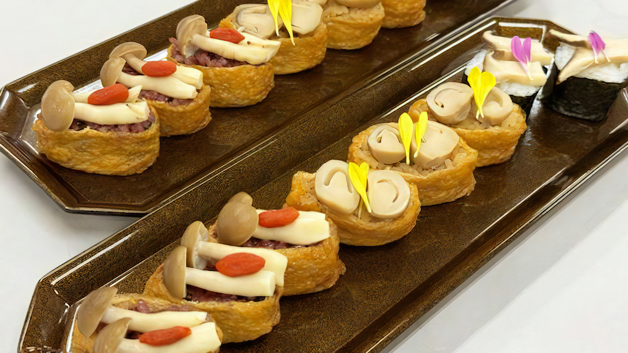 ⑤『きのこ昆布〆寿司』小菊花びら・ピンクペッパー・枸杞の実