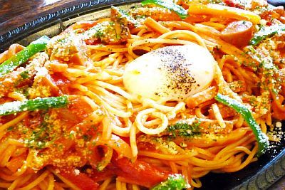 スパゲッティナポリタン鉄板焼き温泉玉子添え