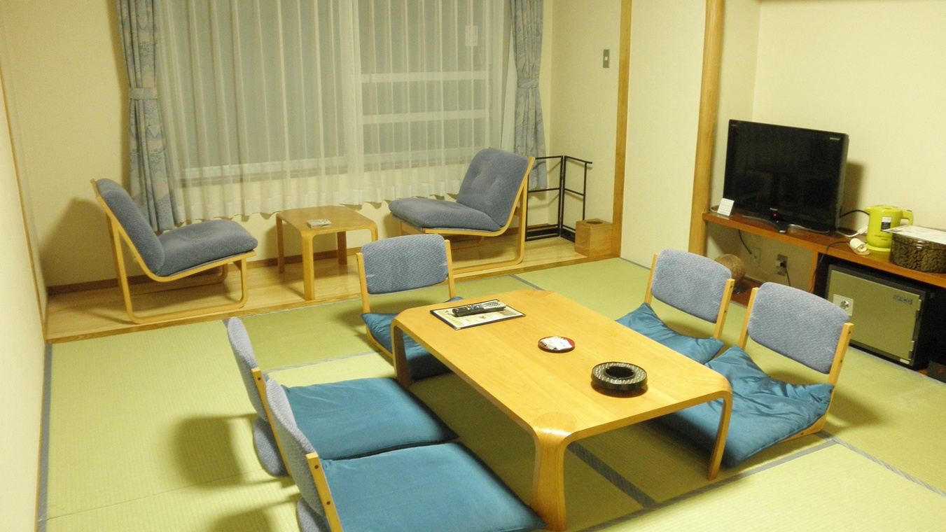 *【客室一例】畳のお部屋でのんびりお寛ぎ下さい。