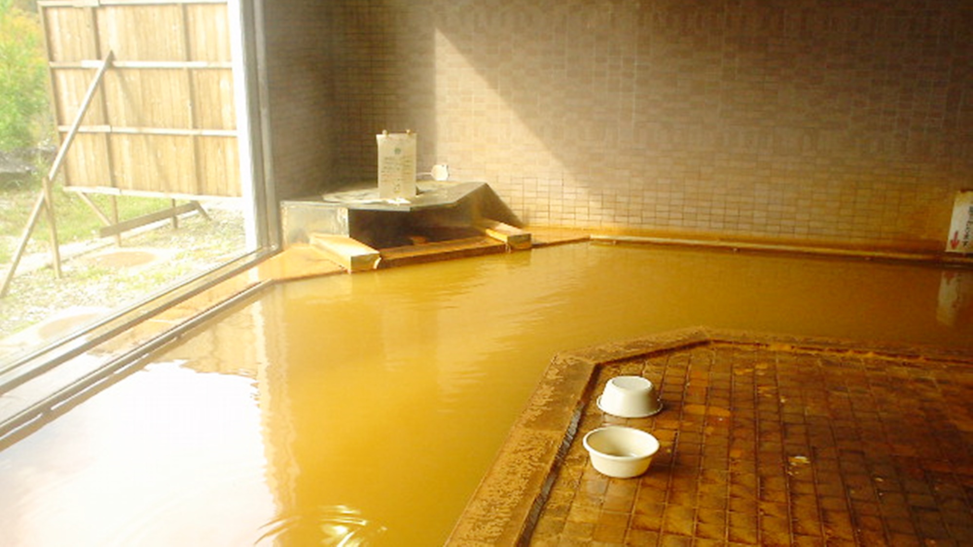 *【大浴場】金色のお湯が疲れた体に染み渡ります。