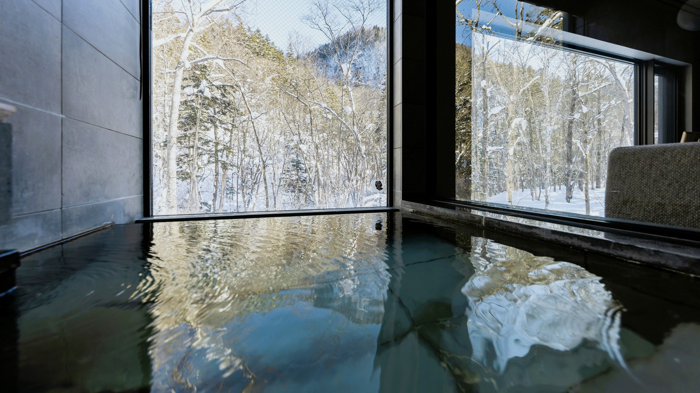 【客室展望温泉】冬景色の中で入る客室「森の展望風呂」からは水墨画のような美しい森風景が広がる