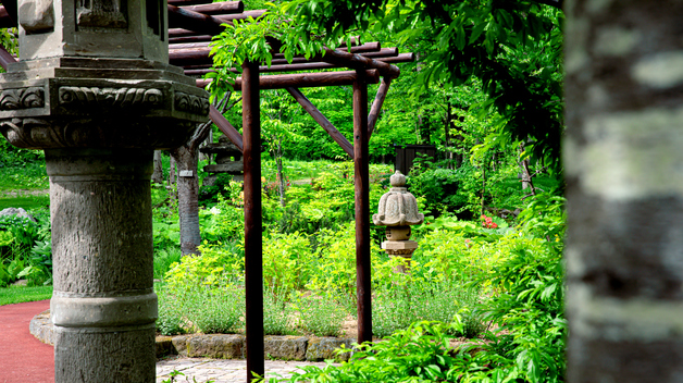 四季の花々が咲く庭園