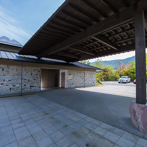 旅館フロント棟エントランス