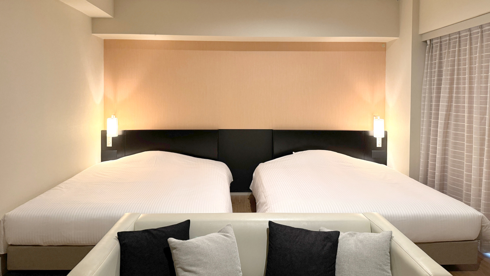 【バルコニーツイン】30㎡  160㎝幅ベッドクイーンサイズのベッドを備えた広々ツイン