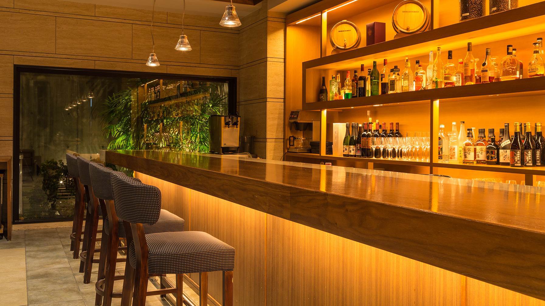 【バーカウンター】ご友人との寛ぎのひとときにぜひご利用ください。