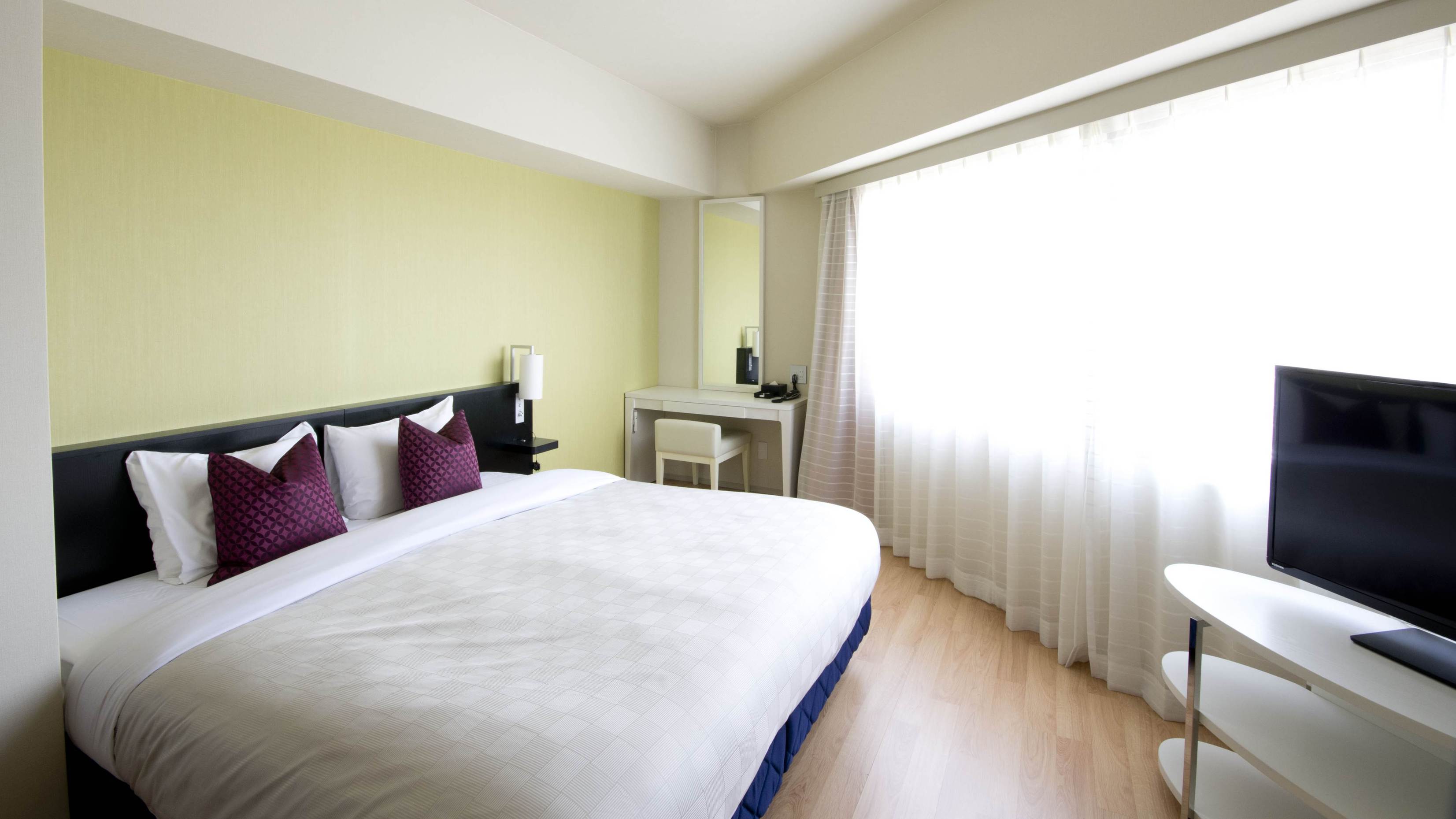 【コーナーダブル】27㎡  180㎝幅ベッドお部屋にはドレッサーを備え、長期滞在にもおすすめ