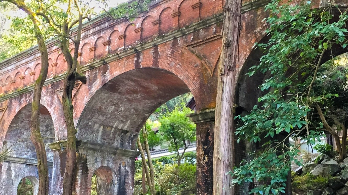 南禅寺の水路閣南禅寺の境内を通る水路で明治期に完成したレンガ造り。記念撮影におススメ。
