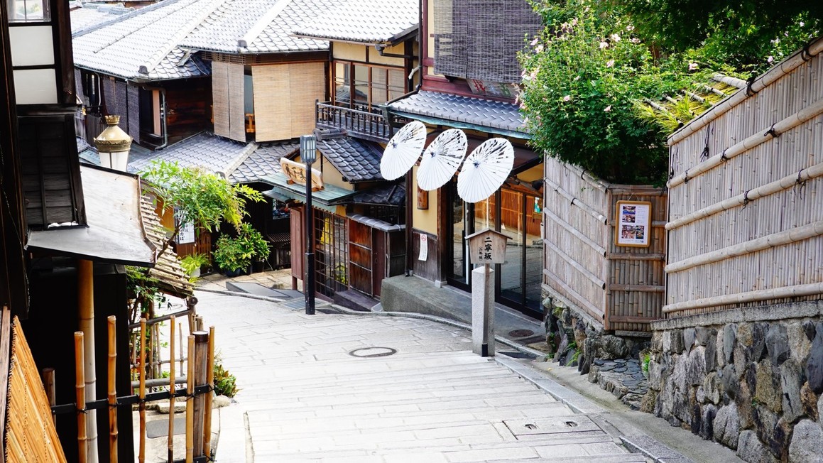 二寧坂甘味処や食事処などたくさんの店が並んで、ついつい寄り道をしてしまうエリアです。