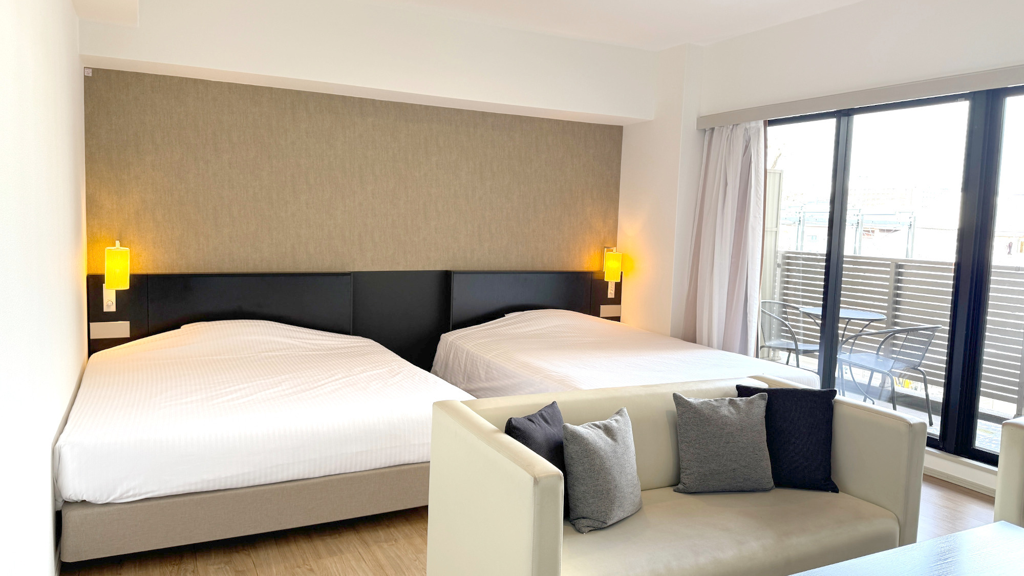 【バルコニーツイン】30㎡  160㎝幅ベッドクイーンサイズのベッドを備えた広々ツイン