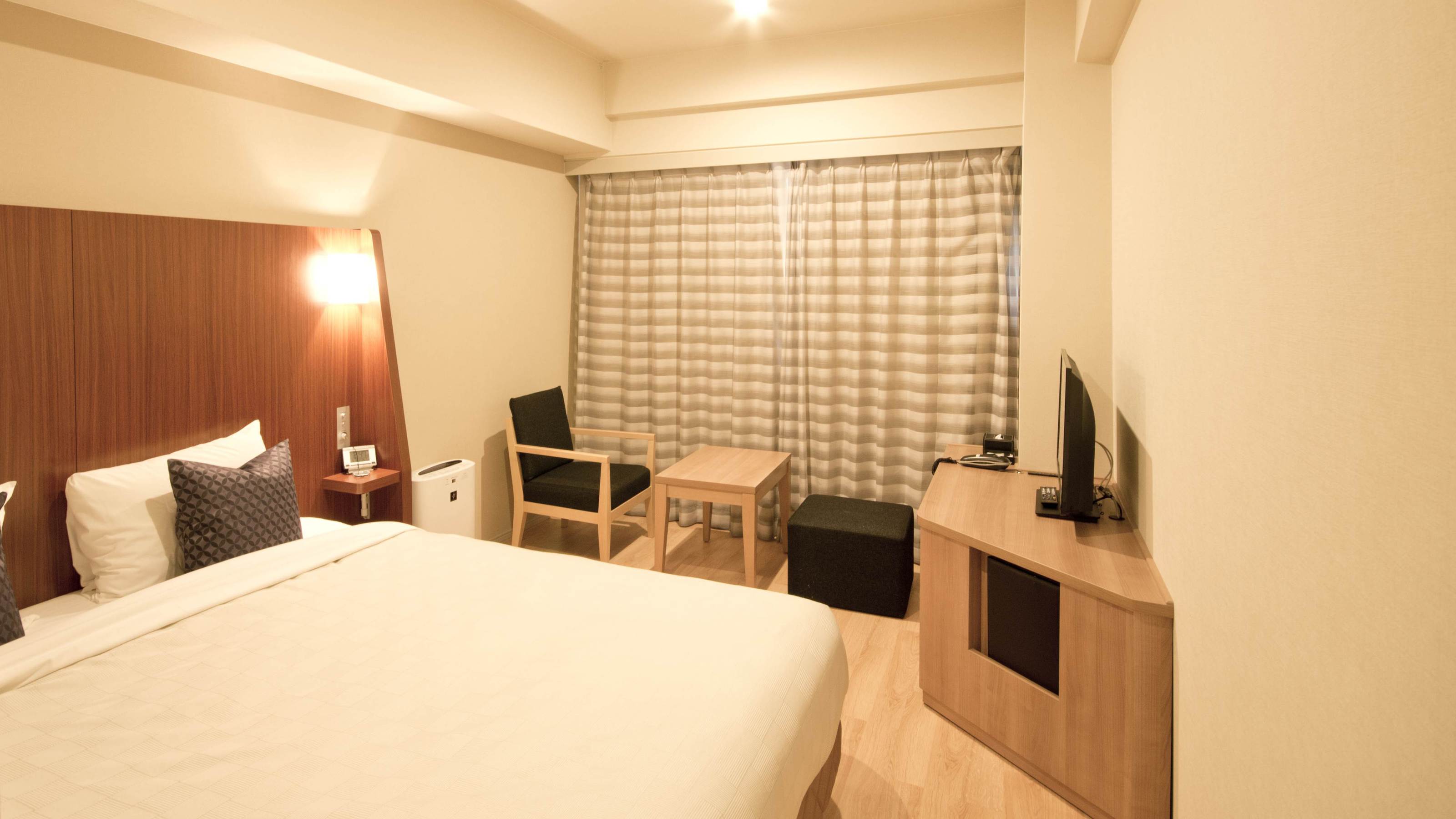 【スタンダードダブル】18㎡ 160㎝幅ベッドクイーンサイズのベッドでゆったりとお過ごしくださ