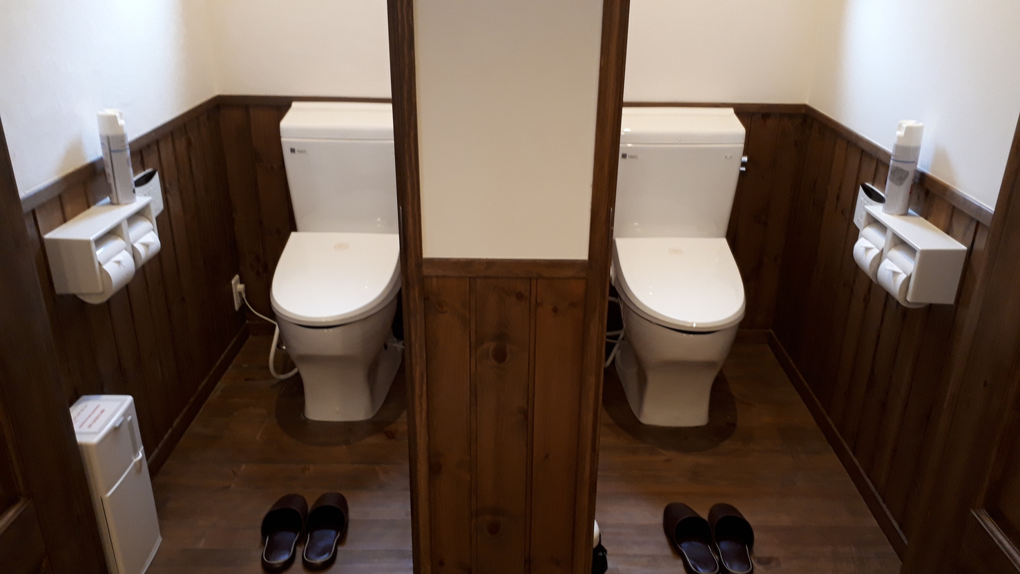  ・【一棟貸切ヴィリジアン】清潔感のあるウォシュレットトイレ