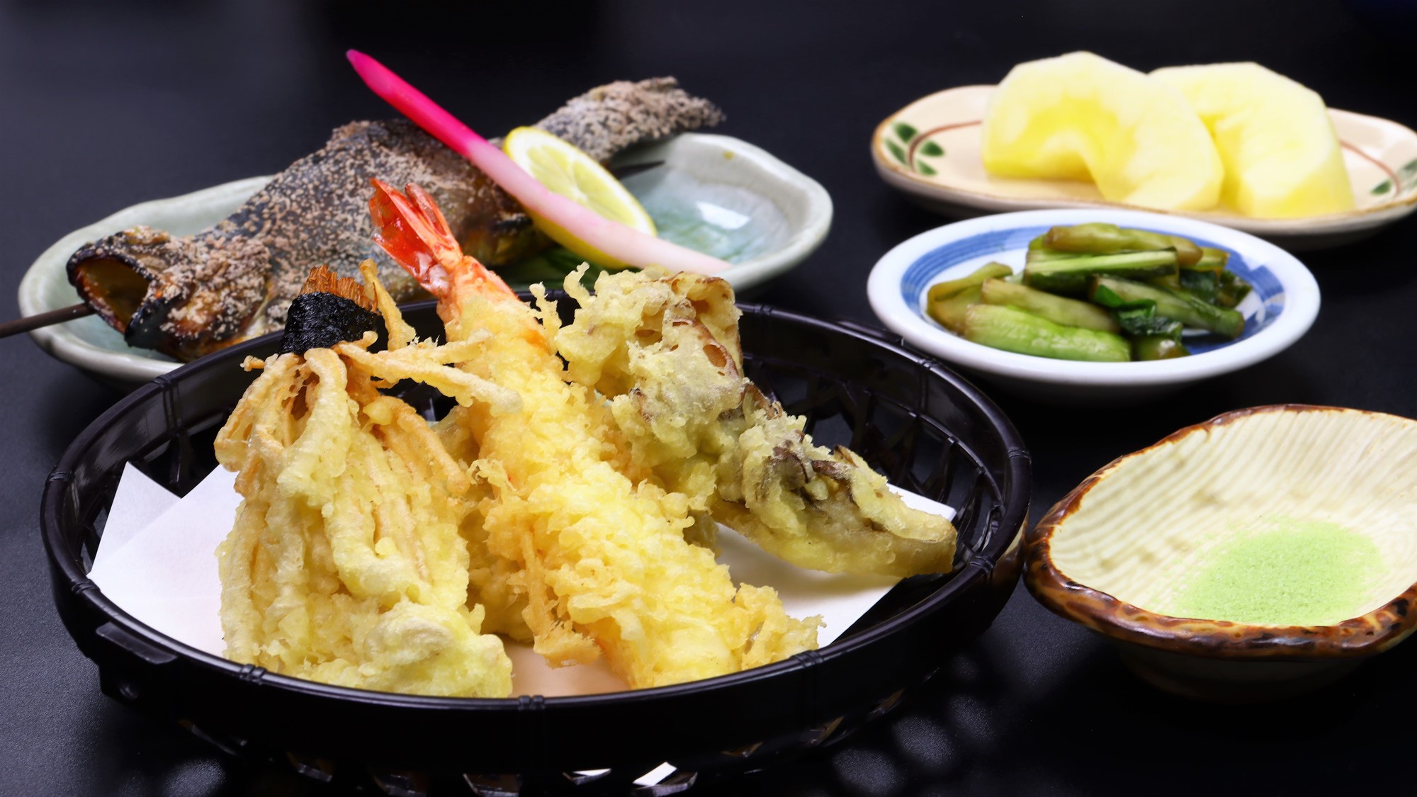夕食一例春は山菜、夏は自家製野菜と季節の食材を天ぷらに。
