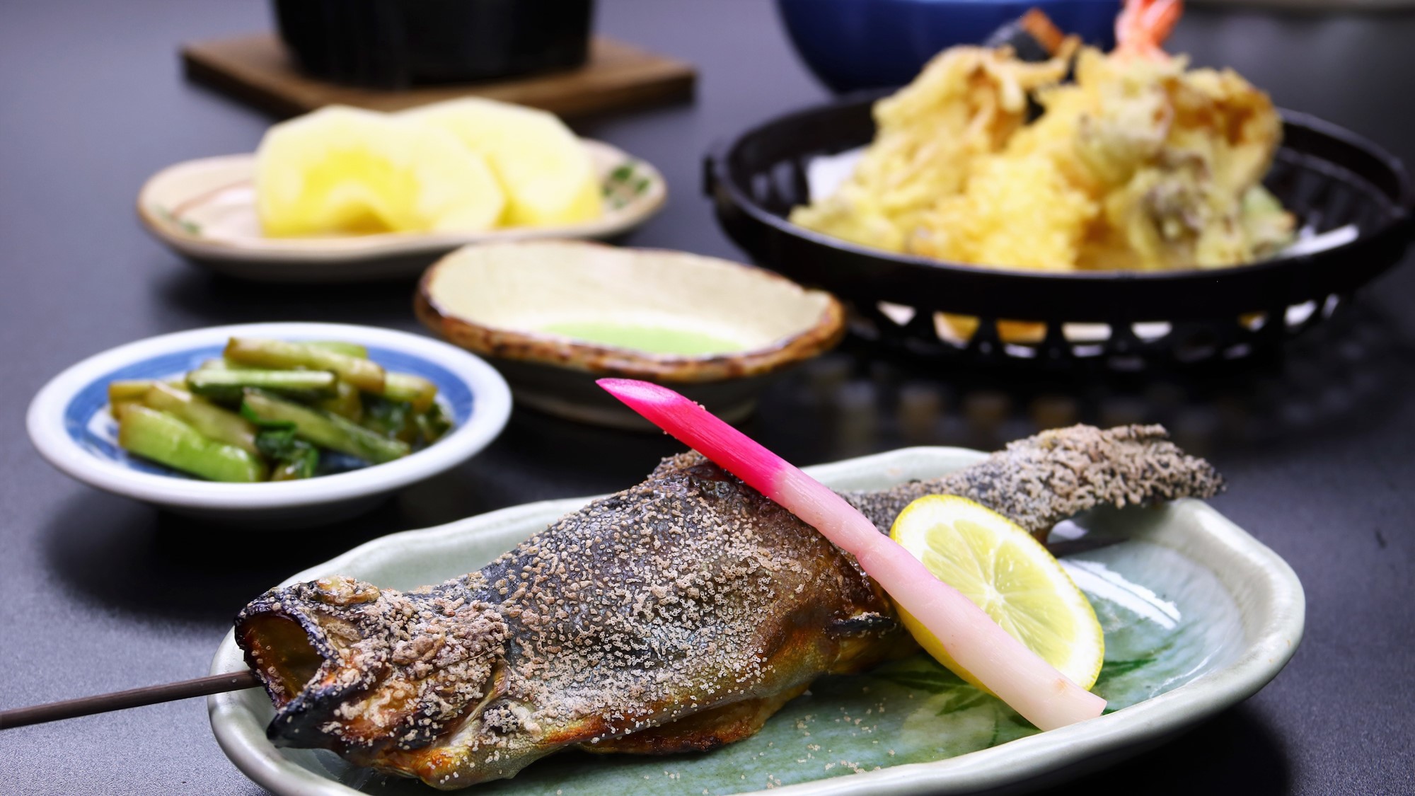 夕食一例。地物の川魚や自家製野菜、時期によっては山菜やきのこと、地産の食材を使用したお料理