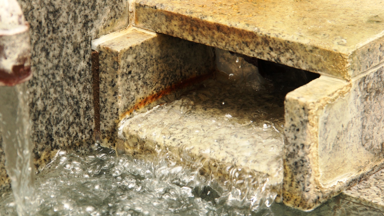 新鮮なお湯が溢れる湯口。貴重な「熊の手洗い湯」を宿のお風呂で楽しめます。