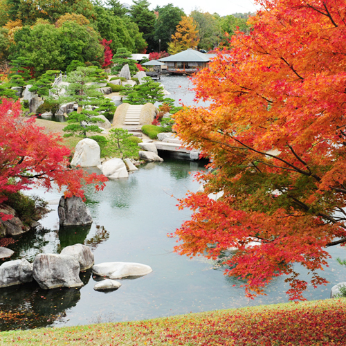 隣接する日本庭園「三景園」の紅葉