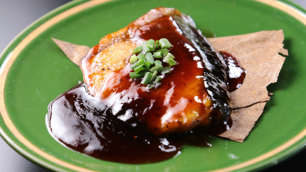 料理_焼物一例。ブリの朴葉焼き。おかずにもおつまみにも人気の一品 *