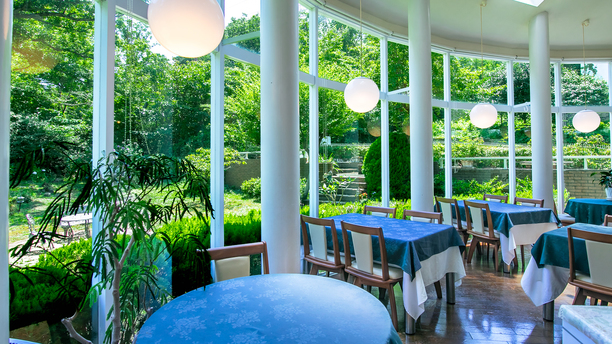 *【レストラン】高さのあるガラス窓で開放感のある明るい空間でお食事をお楽しみください。