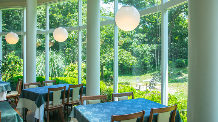 *【レストラン】高さのあるガラス窓で開放感のある明るい空間でお食事をお楽しみください。